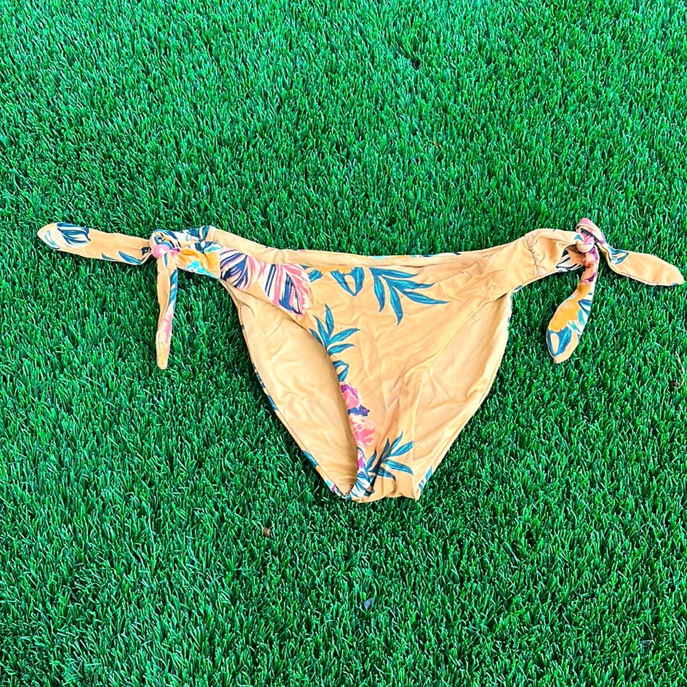 Ripcurl sz M bikini bottoms. Great condition. Gold/tropical pattern